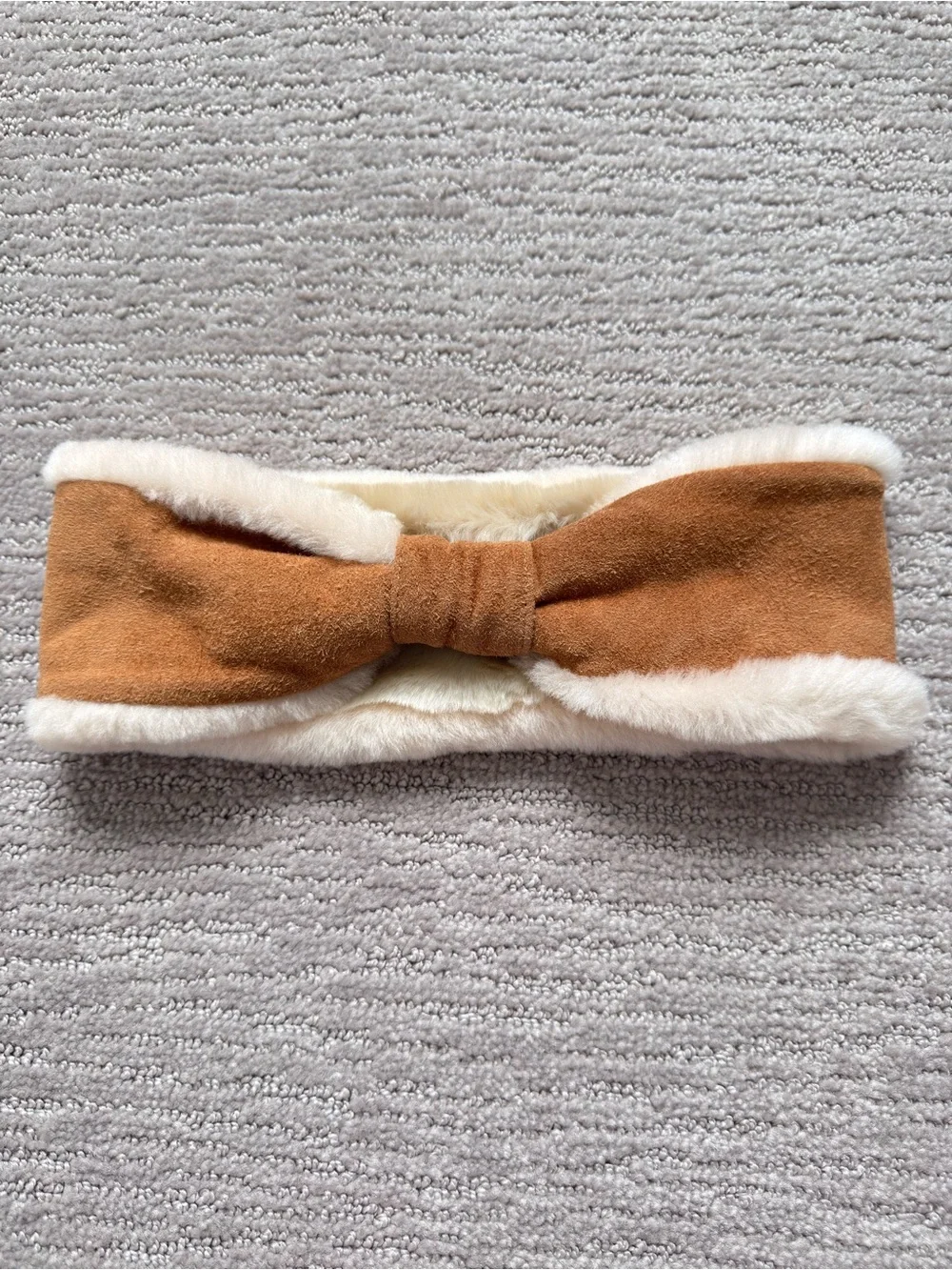 Koolaburra by UGG Suede Sheepskin Bow Ear Warmer Headband Chestnut OS Après Ski
